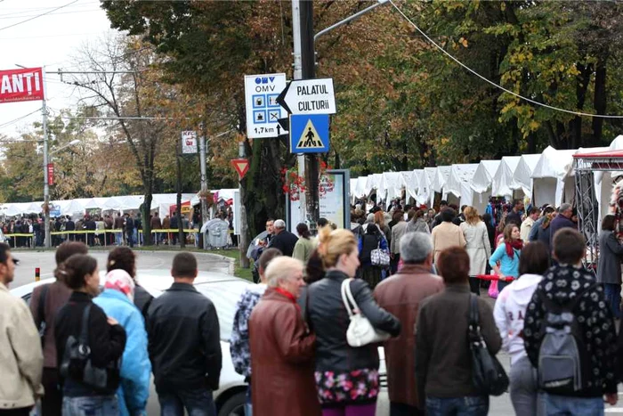 Ieşenii se îmbulzesc la Târgul de Toamnă organizat pe strada Palat  Foto: Florin Chirica