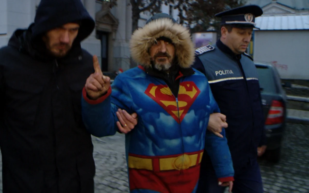 Un bărbat care purta un costum specific eroului de benzi desenate Superman a amenințat că se va arunca de pe acoperișul Teatrului Național din Iași. A coborât la ora 17.20, fără să fie rănit