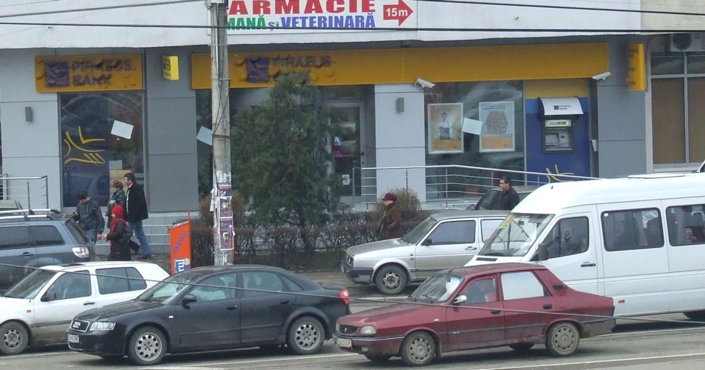 Hoţii profită de neatenţia buzoienilor care scot bani de la bancomat