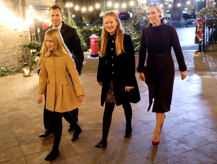Peter Phillips, cele două fiice ale sale și Zara Tindall, sora sa, la concertul de colinde