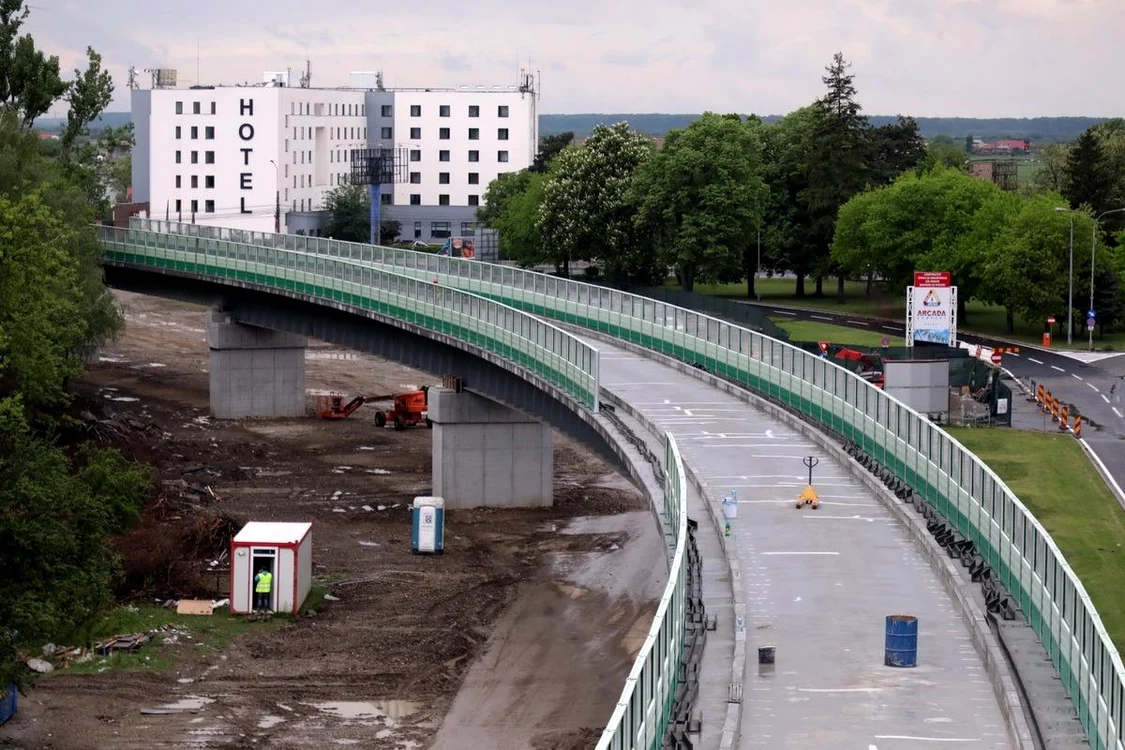 
    Acum, se lucrează la podul suspendat pe care va trece trenul spre OtopeniFotografii: Ministerul Transporturilor  