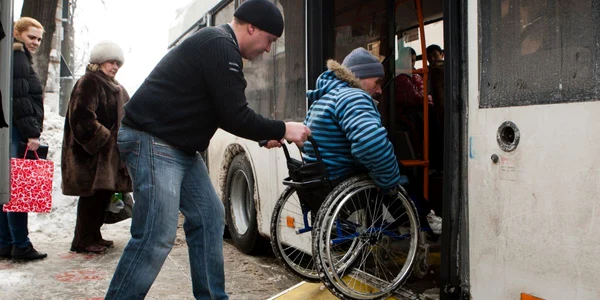 Calvarul prin care trece un băiat în caruciorul cu rotile, care are de umblat prin oraşul înzăpezit!