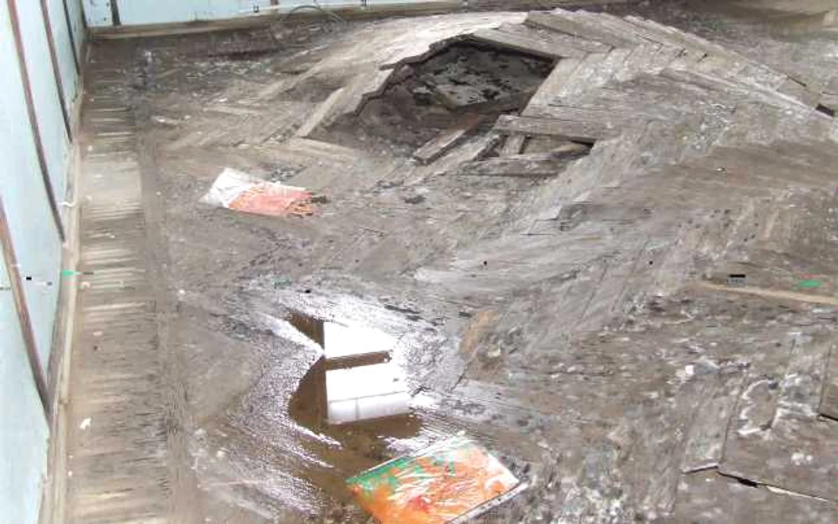 Parchetul din sălile de clasă, în care plouă, se deteriorează pe zi ce trece