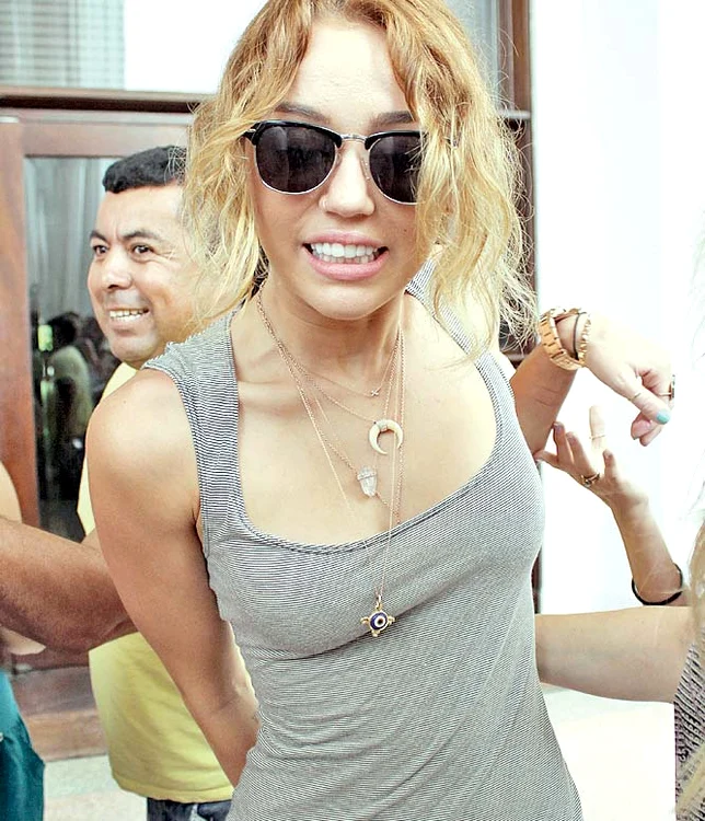 
    Actriţa se comportă  foarte ciudat de la o vreme  