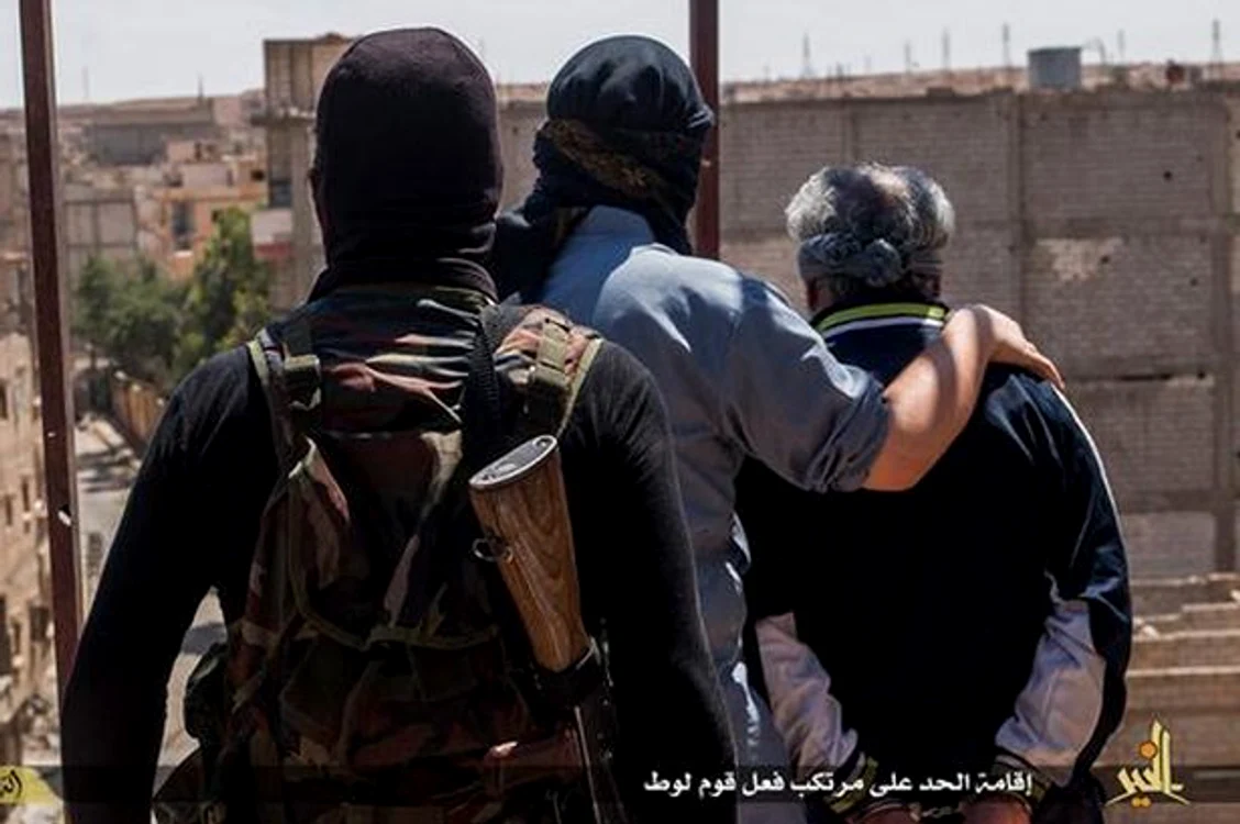 ISIS a forțat bărbații să stea la rând înainte să-i arunce de pe o clădire