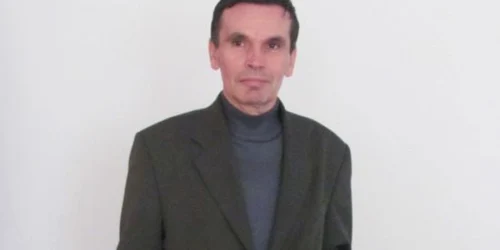 Lucrează ca învăţător de mai bine de 30 de ani