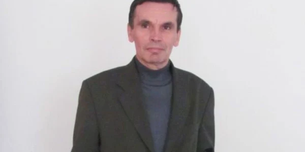 Lucrează ca învăţător de mai bine de 30 de ani