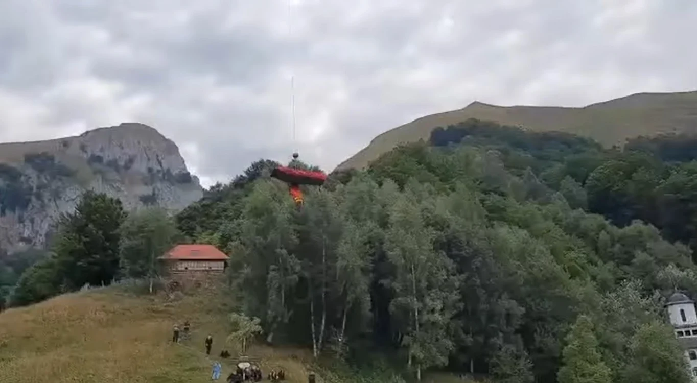 Salvare spectaculoasă cu elicopterul SMURD deasupra munţilor, în PN Buila - Vânturariţa, de la Mănăstirea Pătrunsa - Vâlcea; Foto Adevărul - credit Salvamont România