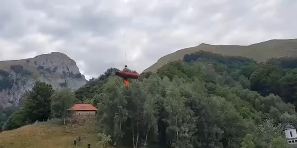 Salvare spectaculoasă cu elicopterul SMURD deasupra munţilor în PN Buila - Vânturariţa de la Mănăstirea Pătrunsa judeţul Vâlcea Foto Adevărul credit Salvamont România