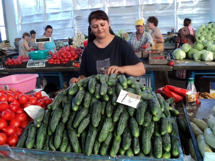 Augustina Stamati vinde castraveți în piața Mircea