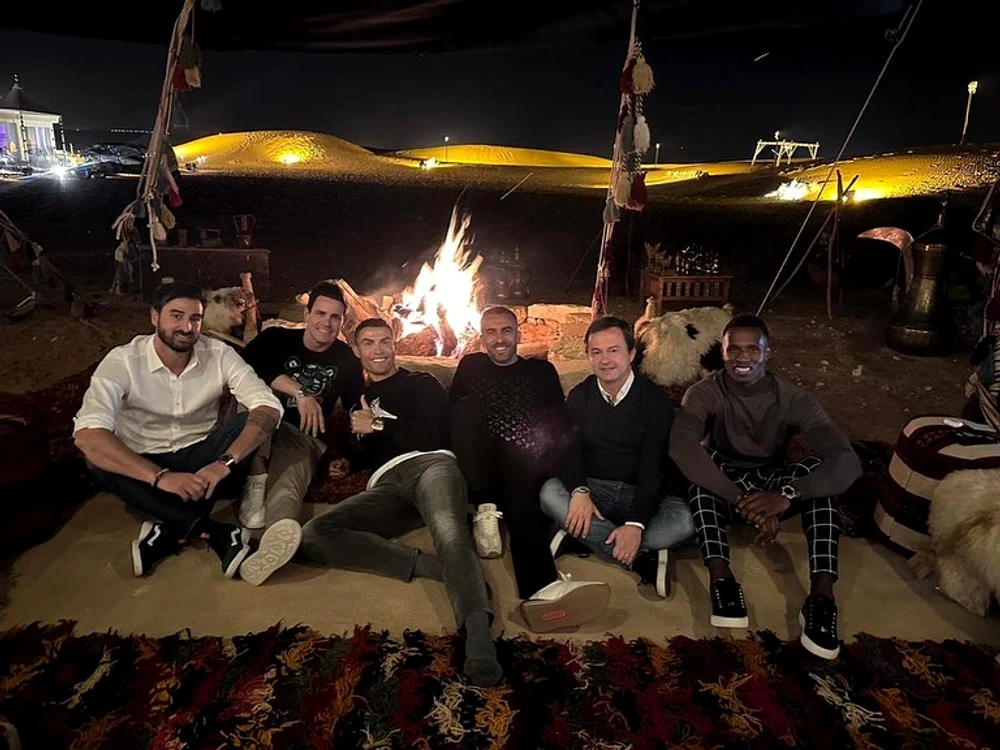 Cristiano Ronaldo, ”cu băieții” în deșertul saudit. Foto Facebook