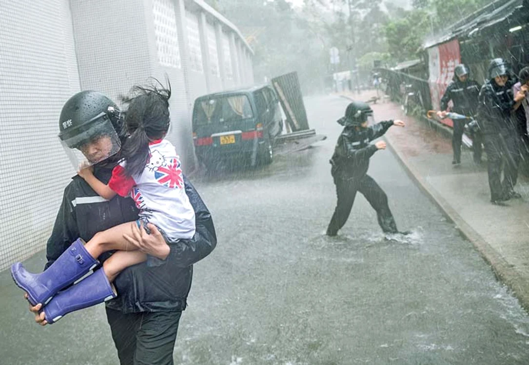 Salvatorii evacuează cu forţa localnicii din faţa urgieiFoto: Guliver/Gettyimages