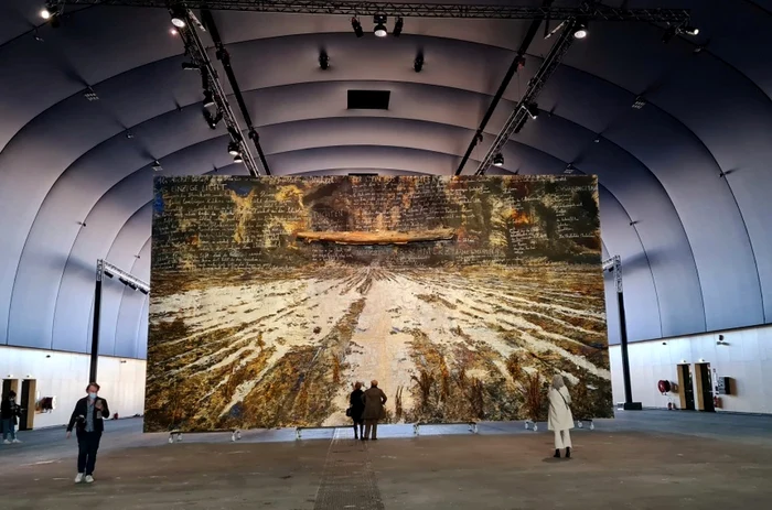 Expoziţia de desfăşoară la Grand Palais Ephemere, un spaţiu de 10.000 de metri pătraţi în care se afla doar 19 opere de Kieffer