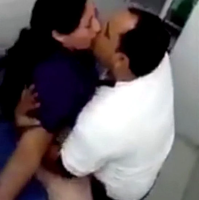 Bărbatul s-a retras imediat când și-a dat seama că este filmatfoto: captură video/The Sun