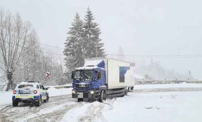 Mai multe maşini de poliţie au intervenit pentru a fluidiza traficul FOTO: IPJ Argeş