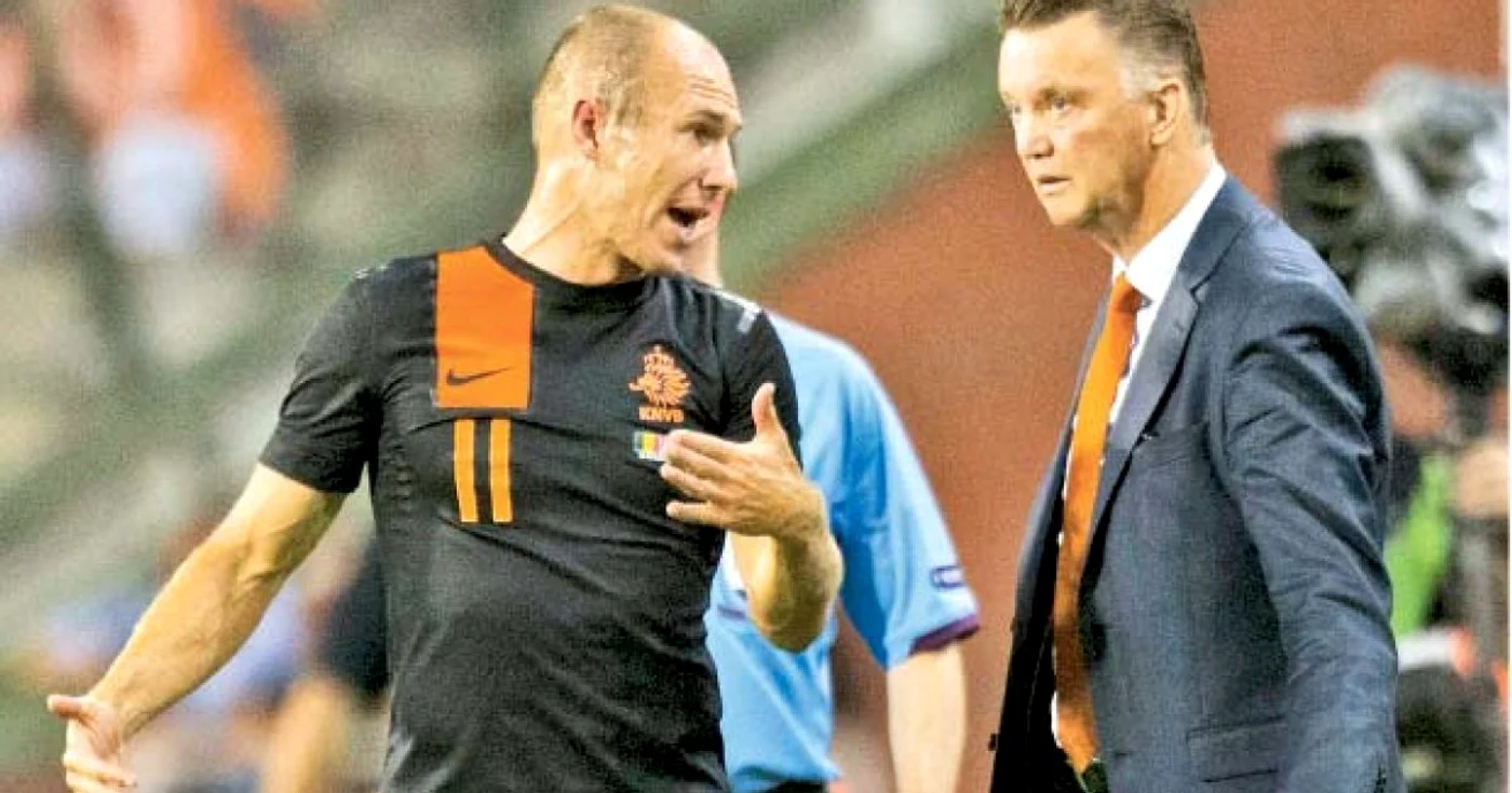 Robben (stânga) îi explică lui Van Gaal ce nu merge în jocul Olandei  