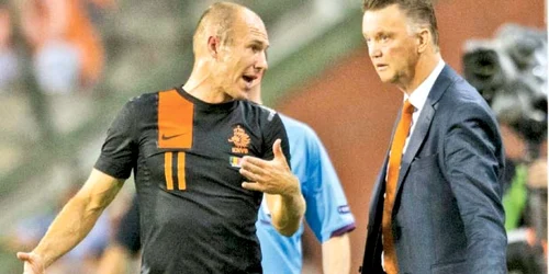 Robben (stânga) îi explică lui Van Gaal ce nu merge în jocul Olandei  