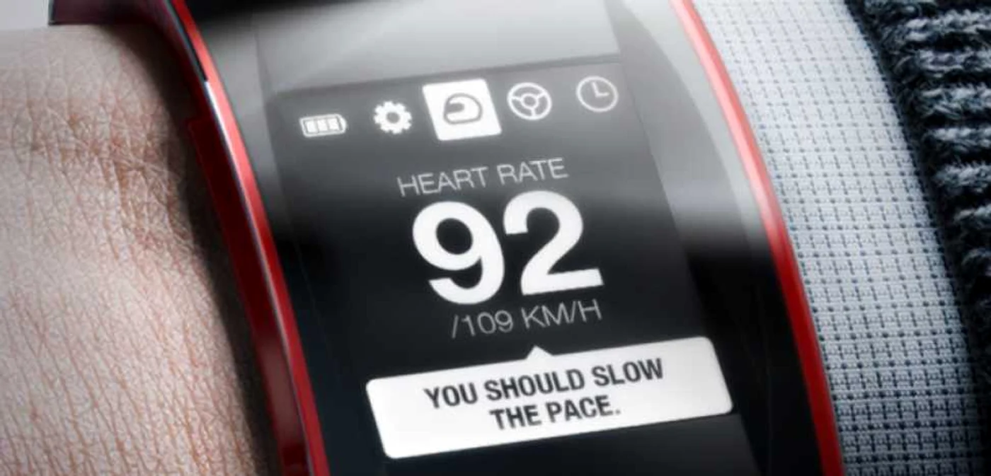 Ceasul Nismo monitorizează atât ritmul cardiac al purtătorului, cât şi viteza automobilului FOTO Nissan