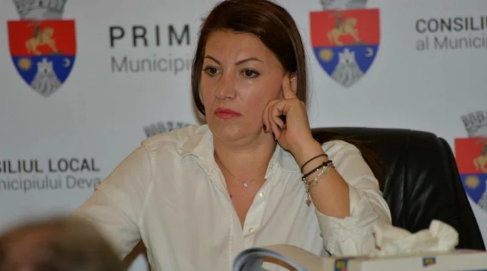 Laura Sârbu a fost reţinută pentru 24 de ore. Foto: replicahd.ro