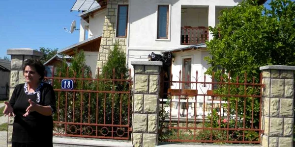 Cele două trupuri au fost aduse în casa părinților lui Bogdan Bută, din Băicoi. Foto Dana Mihai