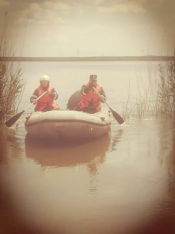 Mai multe echipaje de pompieri au căutat în lac trupul bărbatului FOTO ISU Ialomiţa