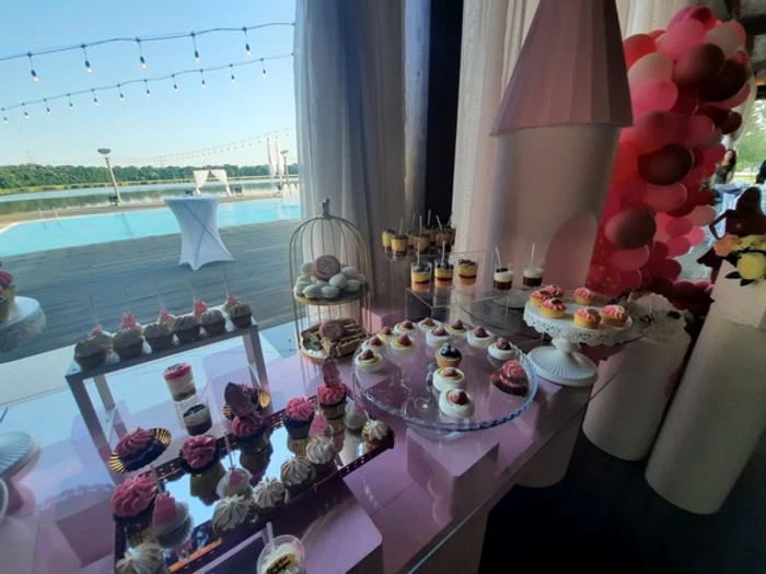 Numele Antoniei tronează, imens, în piscinăfoto: Gheorghe Chelu