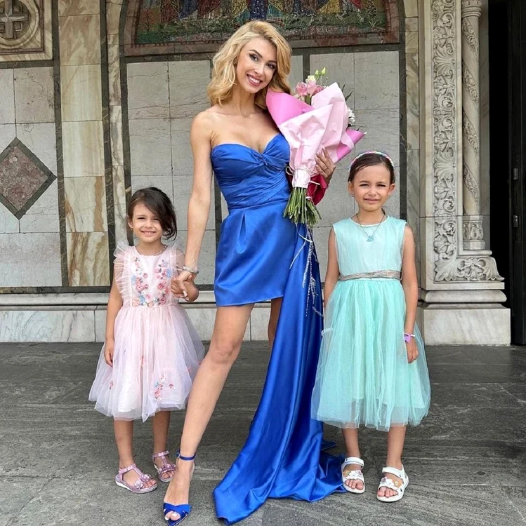Andreea Bălan la botez, alături de fiicele sale / foto: Instagram