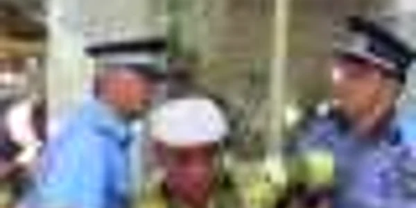 Indivizii recalcitranţi au fost încătuşaţi de către poliţişti. Foto: Codruţa Horja