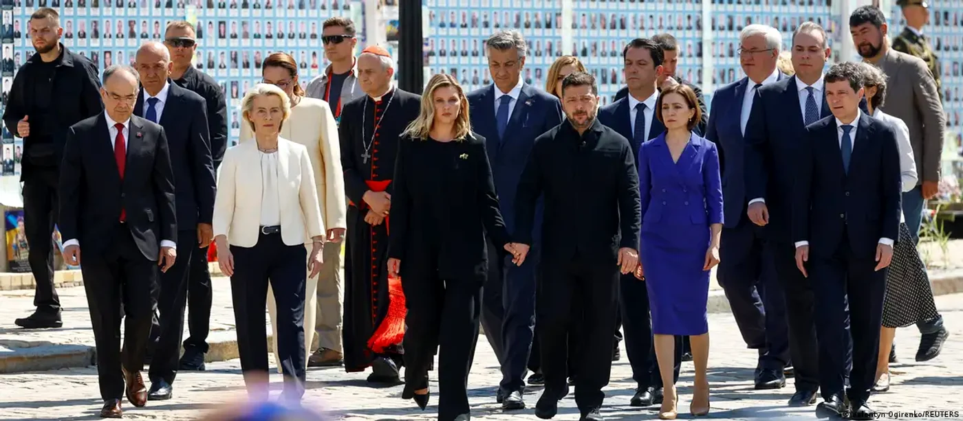 Fotografie de grup cu liderii europeni prezenți la summitul de la Kiev