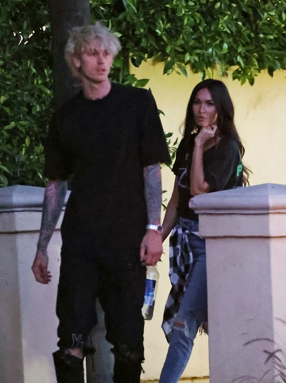Megan Fox și Machine Gun Kelly, părăsind locuința artistului
