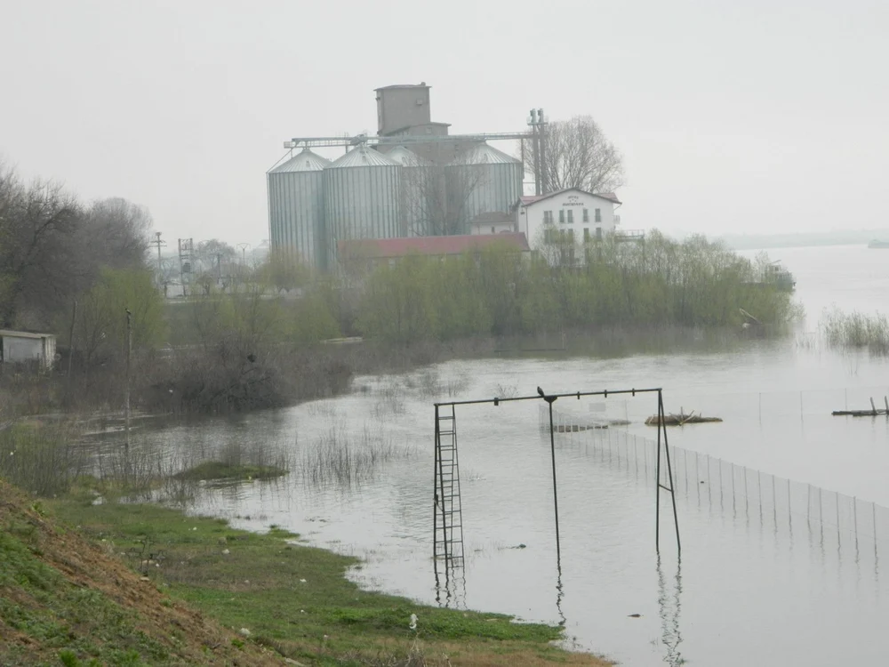 Deşi Dunărea se retrage, în sudul judeţului încă sunt sub ape însemnate suprafeţe de teren (Foto: Adevărul)