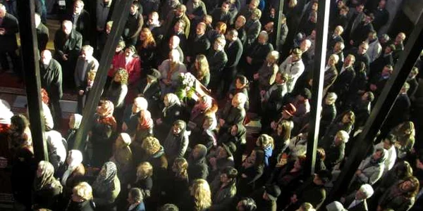 biserici pline de credinciosi in ziua alegerilor foto