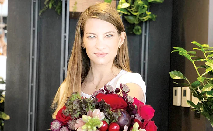 Un buchet dulce, cu mere, struguri şi cireşe