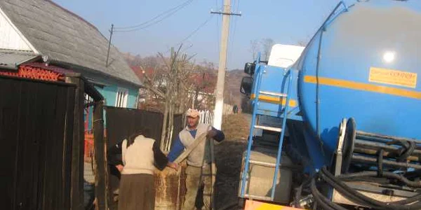 Maftei Pop aduce zilnic apă cu cisterna în Slătiniţa