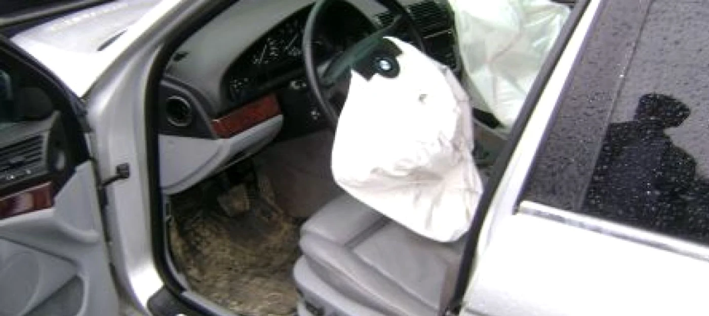 Dragoş susţine că după ce a intrat cu maşina într-o groapă, i s-au declanşat airbag-urile 
