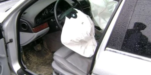 Dragoş susţine că după ce a intrat cu maşina într-o groapă, i s-au declanşat airbag-urile 