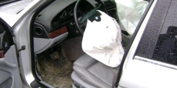 Dragoş susţine că după ce a intrat cu maşina într-o groapă, i s-au declanşat airbag-urile 