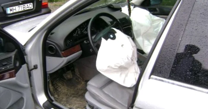 Dragoş susţine că după ce a intrat cu maşina într-o groapă, i s-au declanşat airbag-urile 