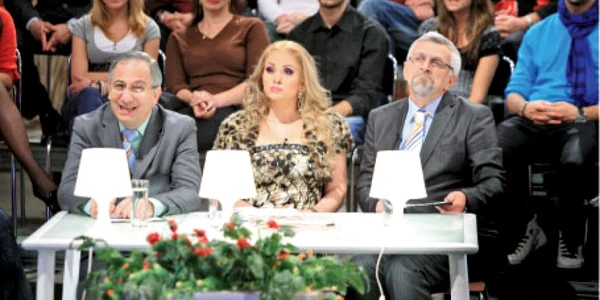 Cristian Greţcu (stânga), Paula Chirilă şi Doru Antonesi , la filmarea secvenţei „Politicienii au talent“
