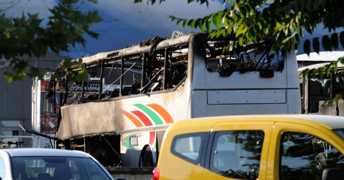 
		    
		    
		    
		    FOTO: Vosizneias.com | Atacul terorist asupra autobuzului cu israelieni a avut loc în parcarea aeroportului Burgas 		