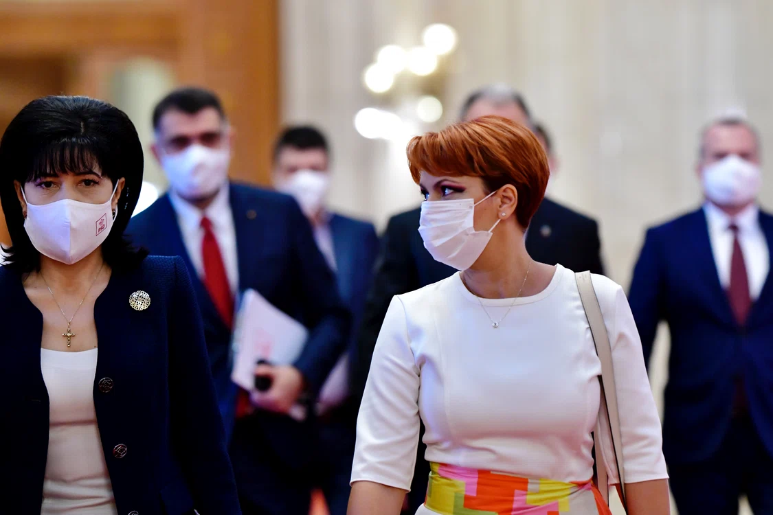 
    Oana Florea (stânga) a ales o ținută complet albă, accesorizată cu o geantă Lacoste grifoto: Mediafax  