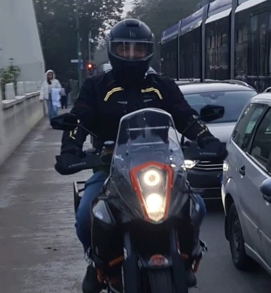 Cum a fost sancționat poliţistul din Timișoara care a fost filmat mergând cu motocicleta pe trotuar 