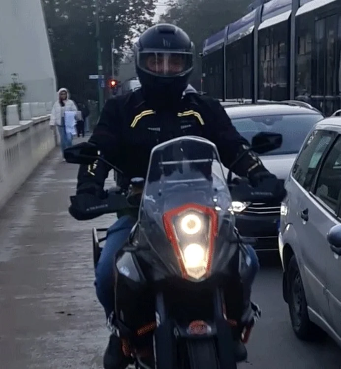 Un trecător l-a surprins pe poliţist cu motocicleta pe trotuar. Foto Facebook