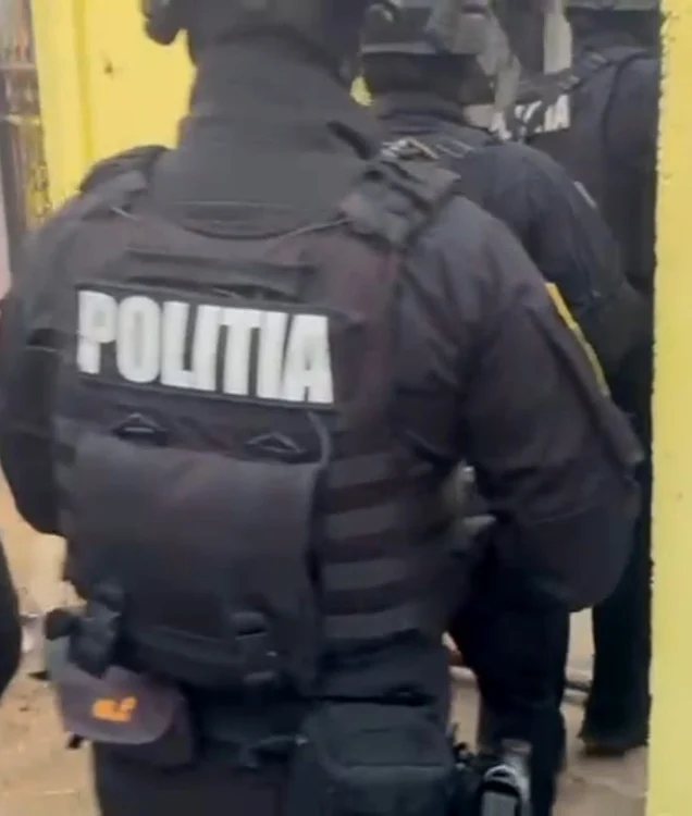 Polițiștii au descins la locuința tânărului FOTO: captura video IPJ Dolj