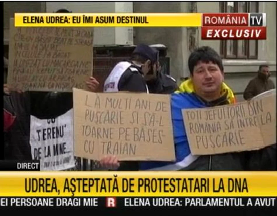 O mână de oameni o aşteaptă la sediul DNA pe Elena Udrea