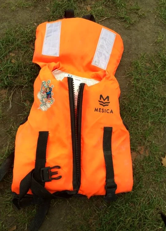 Vestă purtată de un copil care și-a pierdut viața pe mare