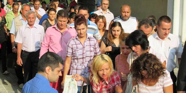 FOTO. Sute de şomeri din Vâlcea au încercat să-şi găsească un loc de muncă la bursa organizată de AJOFM 
