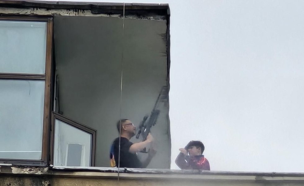 Un bărbat și nepotul său, surprinși cu o armă de tip lunetă pe o terasă din Sectorul 1