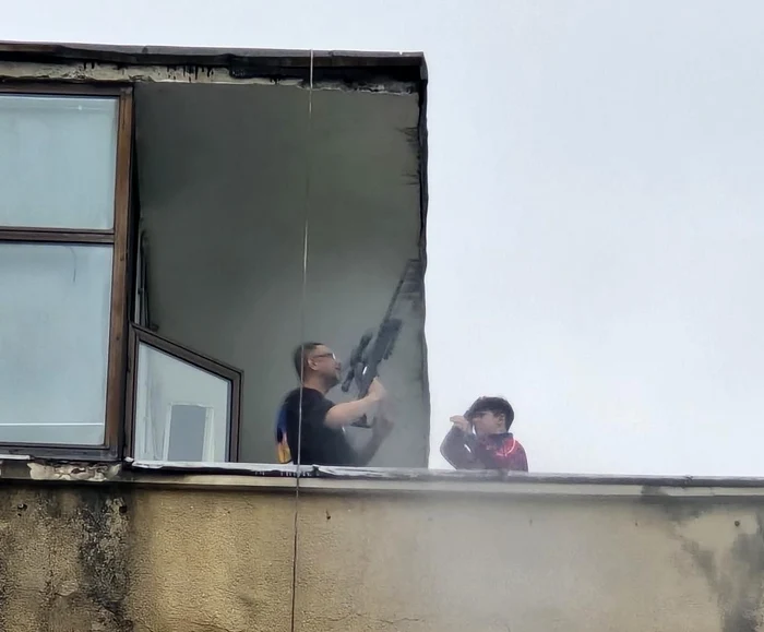 Un bărbat și nepotul său, surprinși cu o armă de tip lunetă. FOTO: Poliția Capitalei