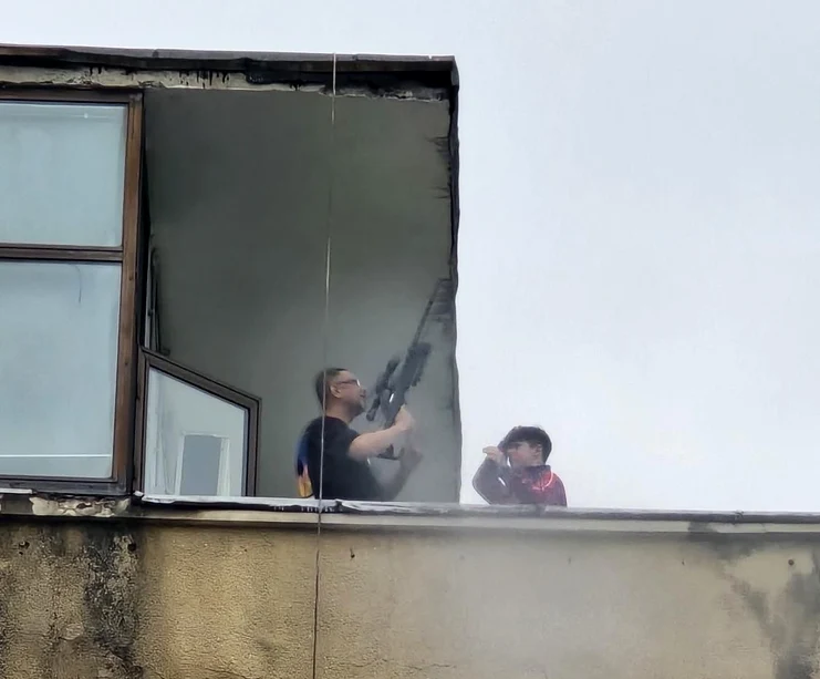 Un bărbat și nepotul său, surprinși cu o armă de tip lunetă. FOTO: Poliția Capitalei